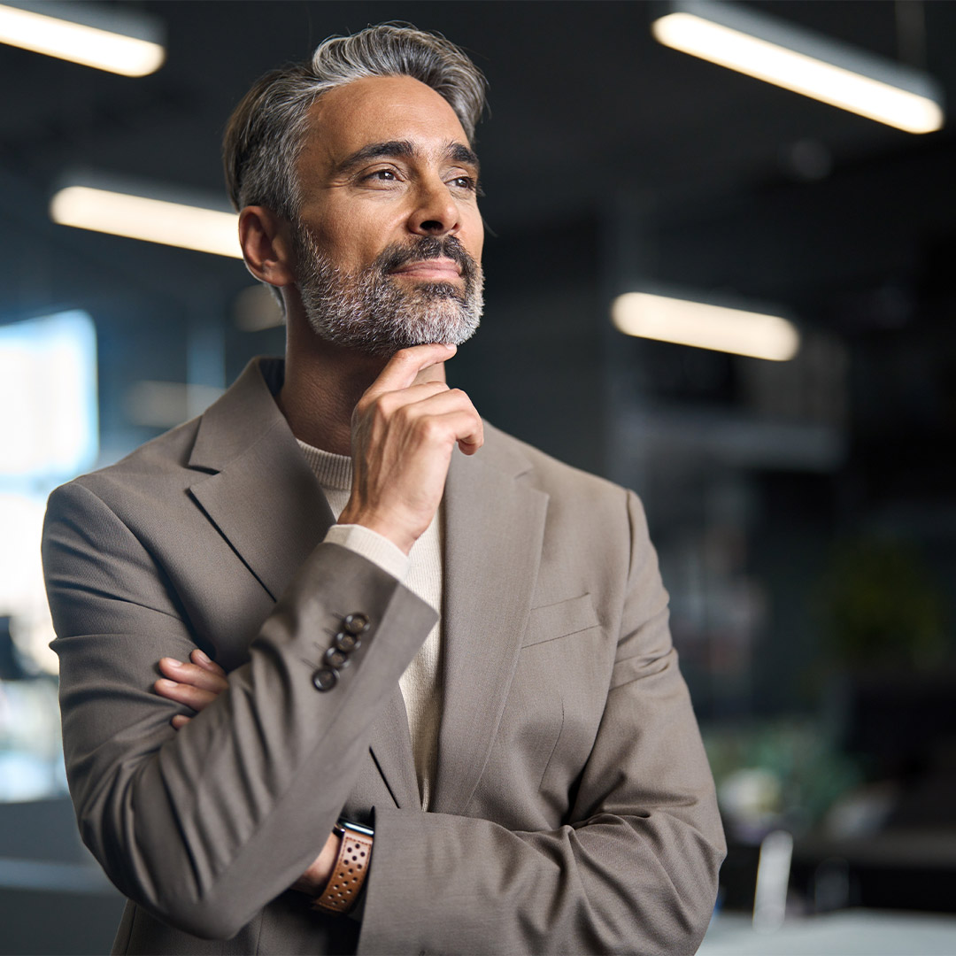 Un homme réfléchit avant d'agir