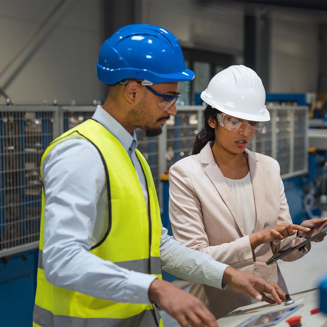 Une employée met en oeuvre la vigilance partagée et conseille son collègue.