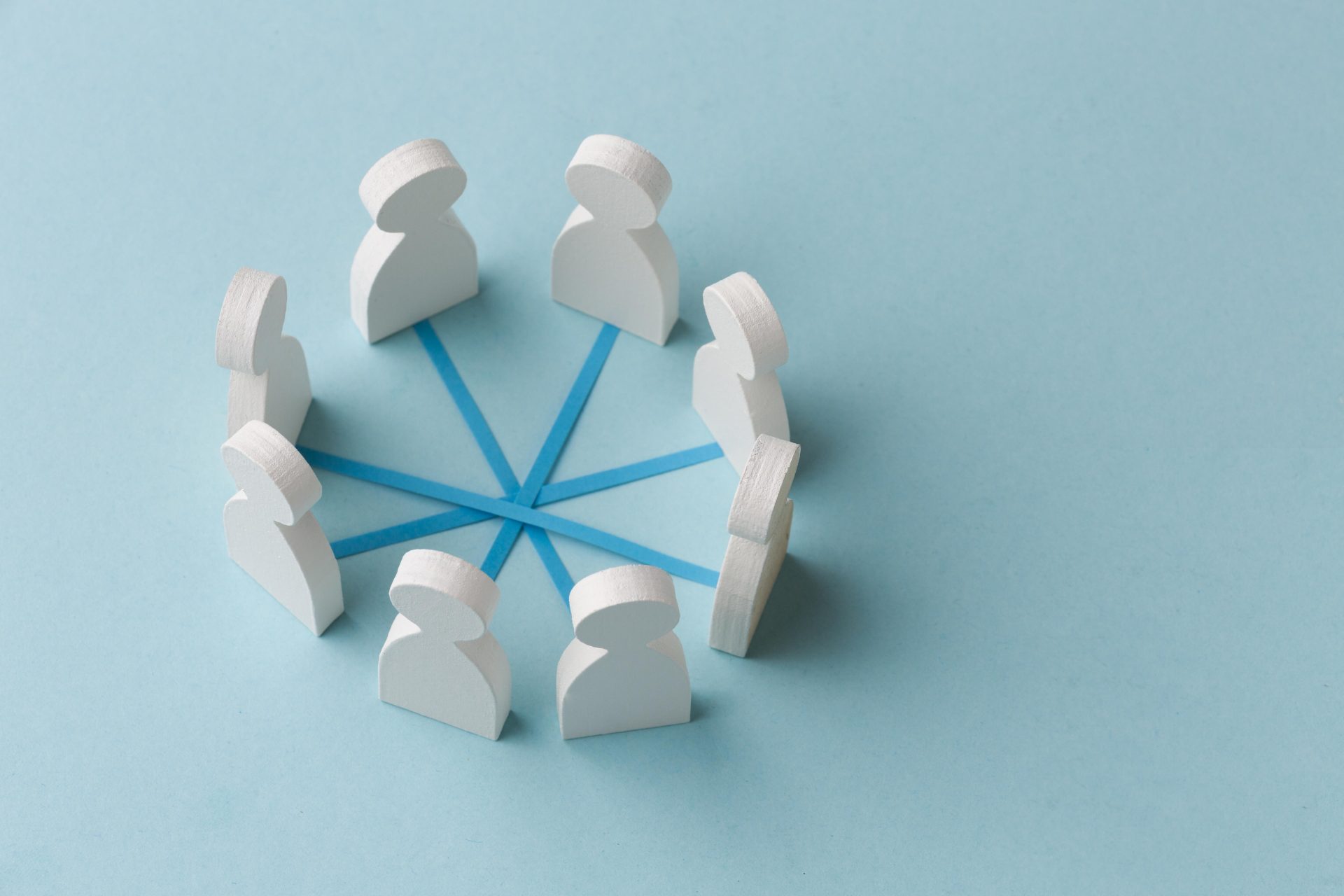 Personnes interconnectées représentant l’alignement leadership–systèmes–comportements dans la sécurité au travail.